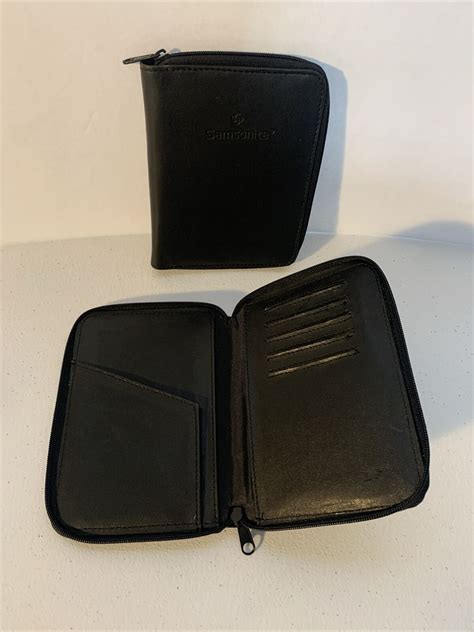 samsonite passport holder with zipper.